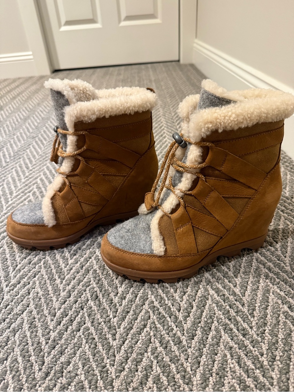 SOREL Joan of Arctic Wedge II Genuine Shearling boots size 8